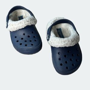 CROCS fleece size 6/7c TODDLER CLOGS